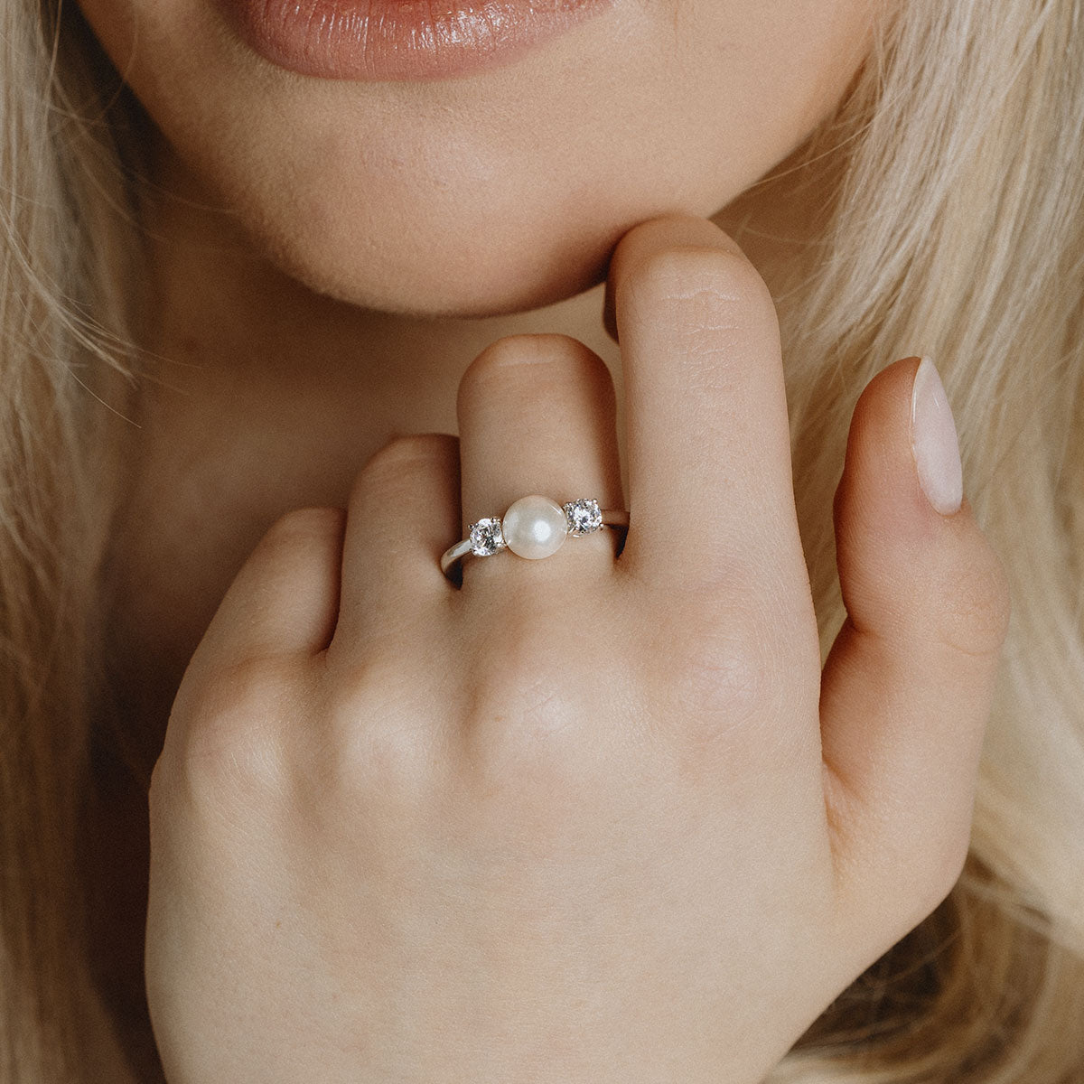 Silver ring with a pearl and white zirconias