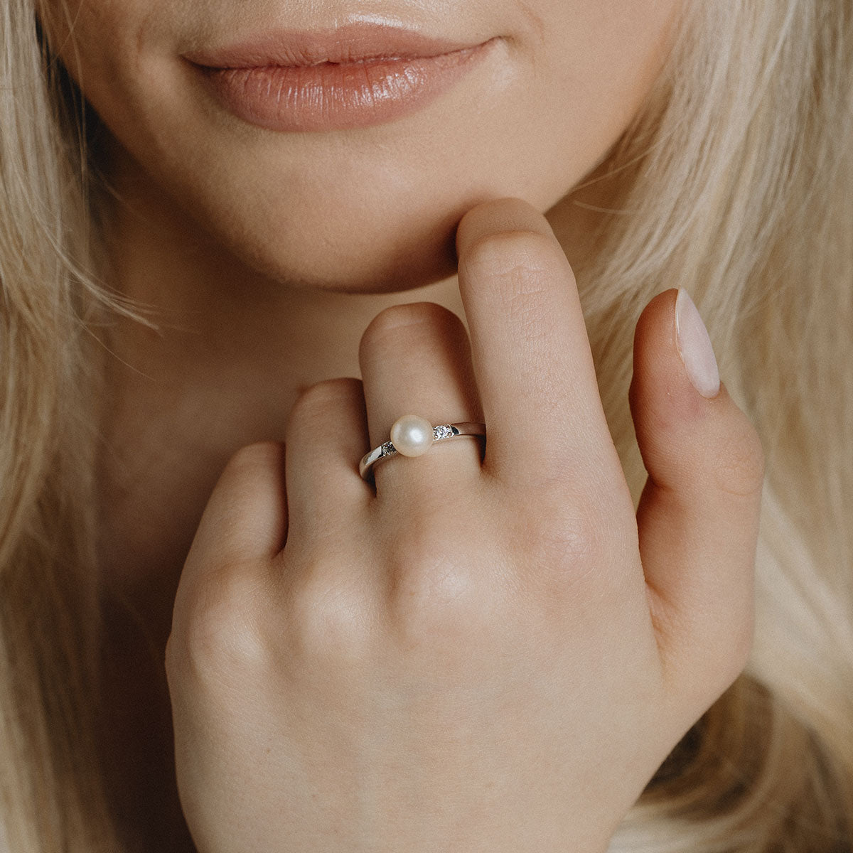 Silver ring with a pearl and white zirconias