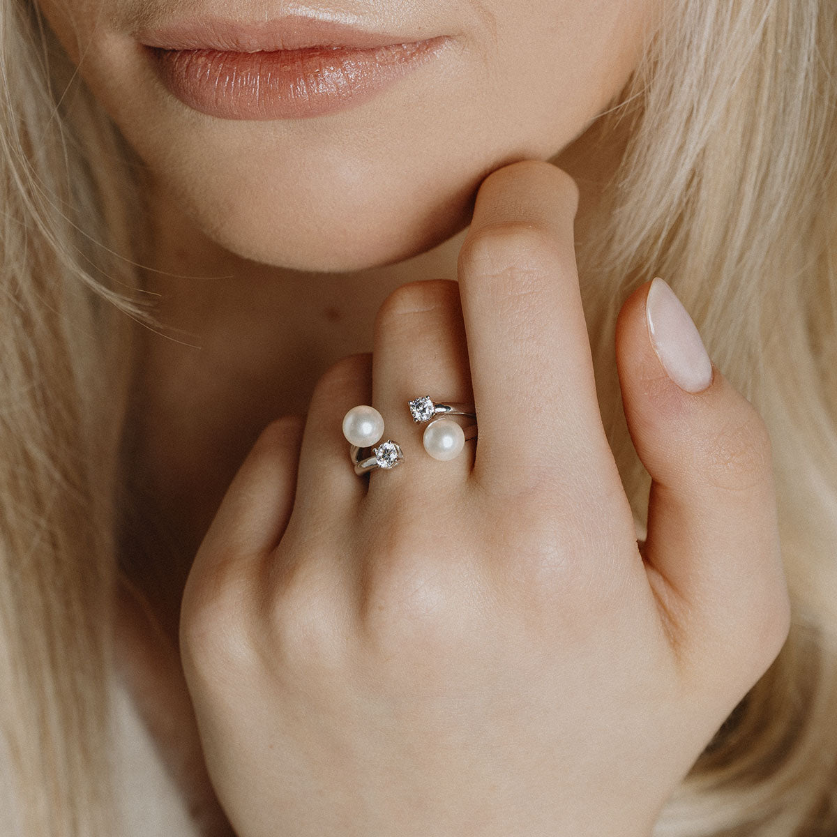 Silver ring with 2 pearls and white zirconias