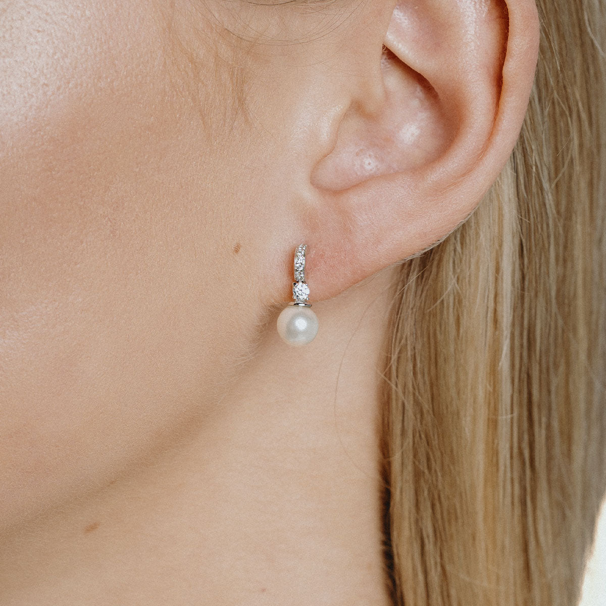 Pearl earring with diamonfire