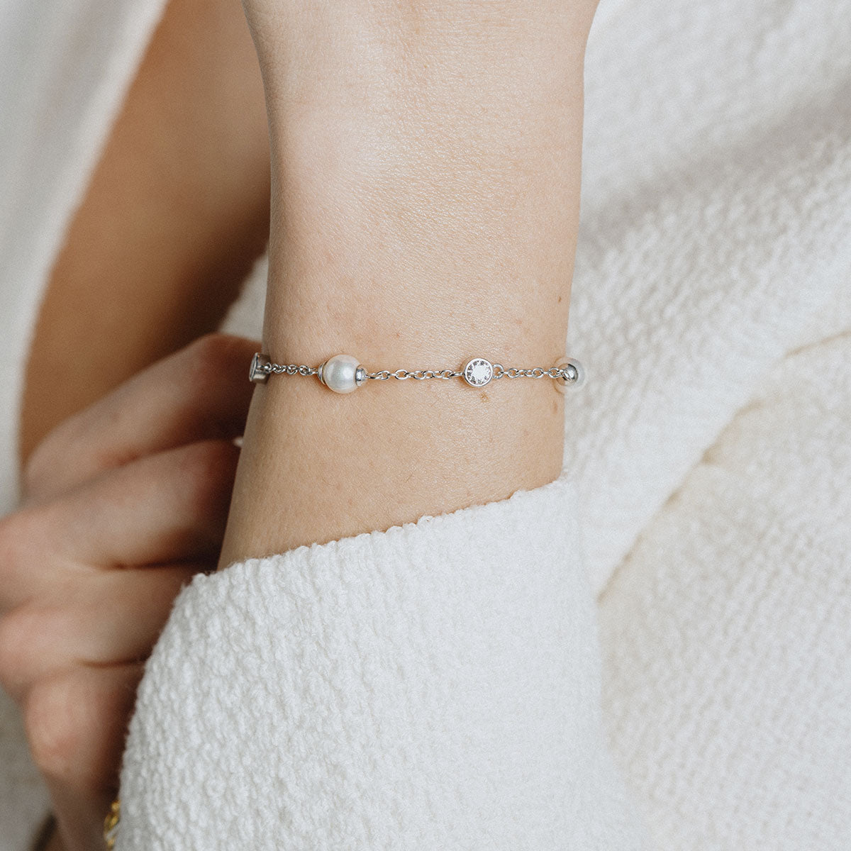 Bracelet with pearls and diamonfire