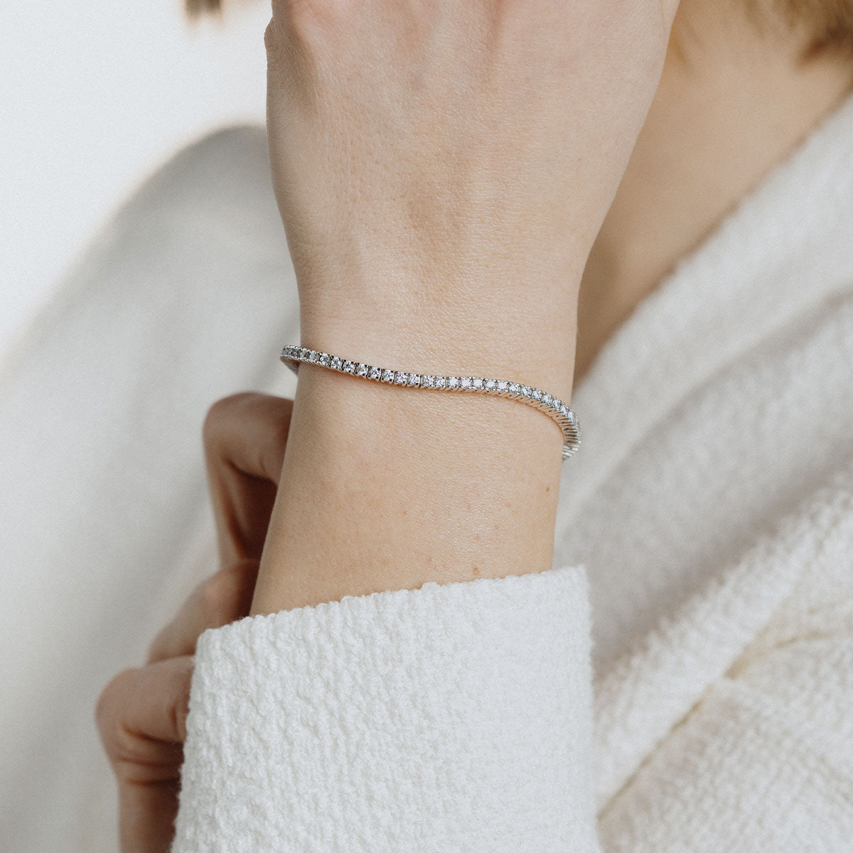 Silver bracelet with white zirconia