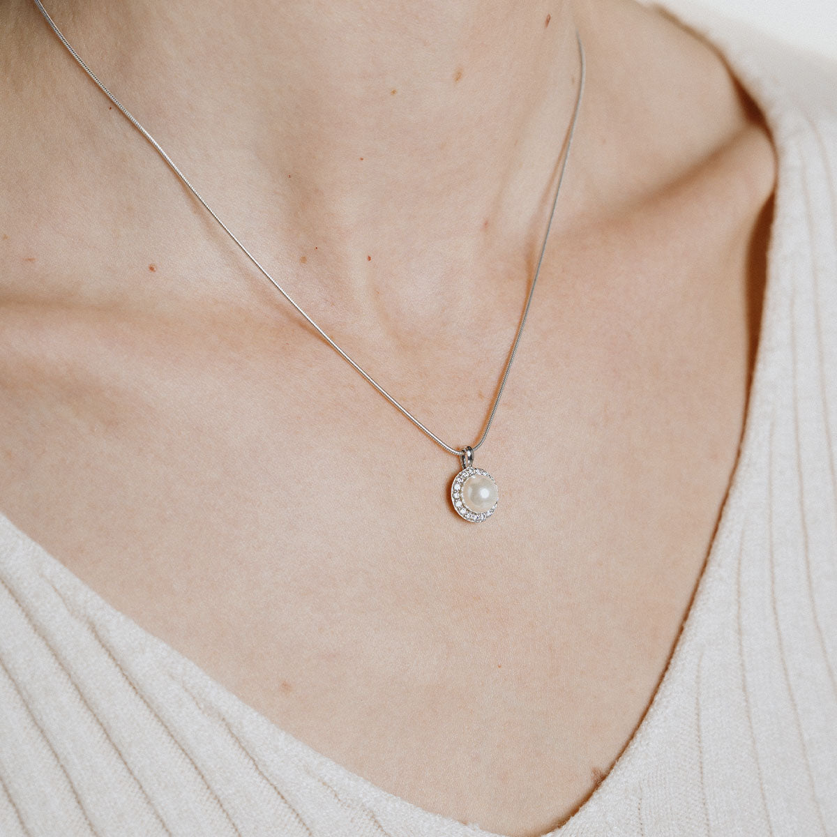 Silver necklace with a pearl and white stones